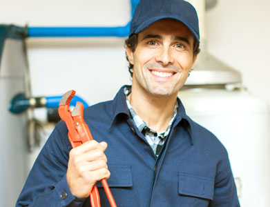 fontanero con llave inglesa