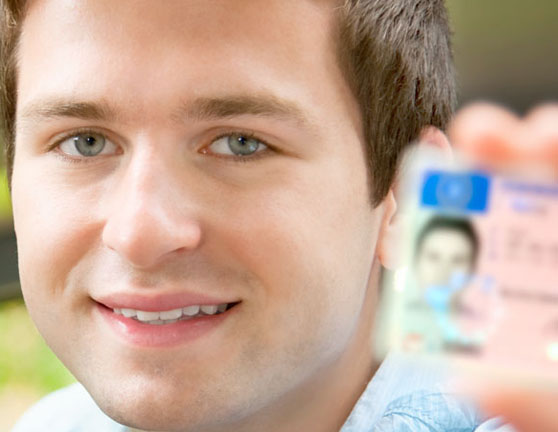 Hombre enseñando su carnet de conducir