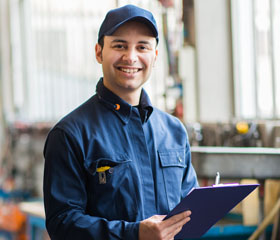 Mecánico de coches sonriendo en el taller