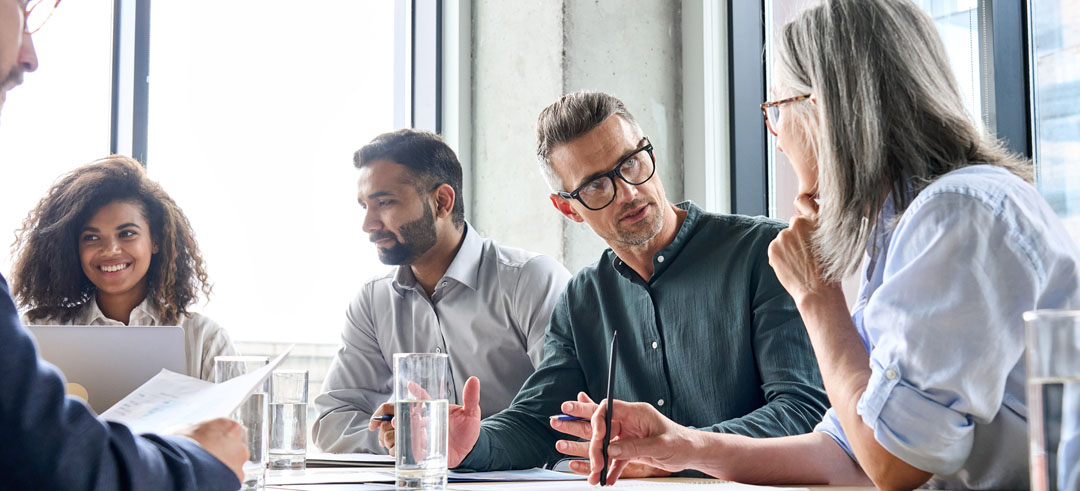 Personas debatiendo en una reunión de trabajo