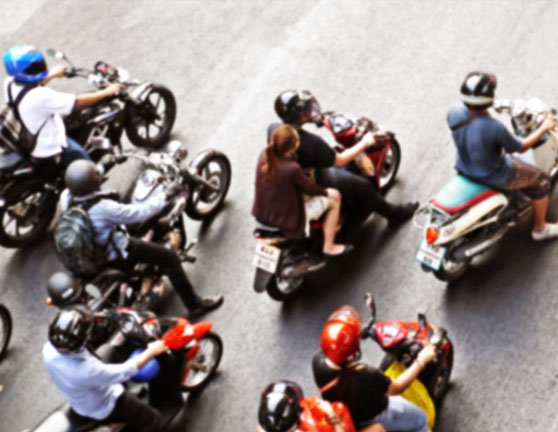 Varios motorista circulando por una carretera en grupo