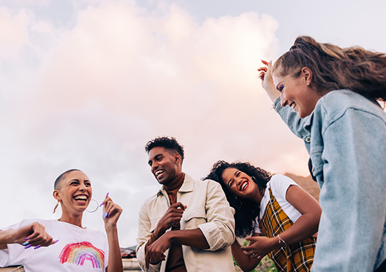Grupo de jóvenes sonriendo y disfrutando al aire libre