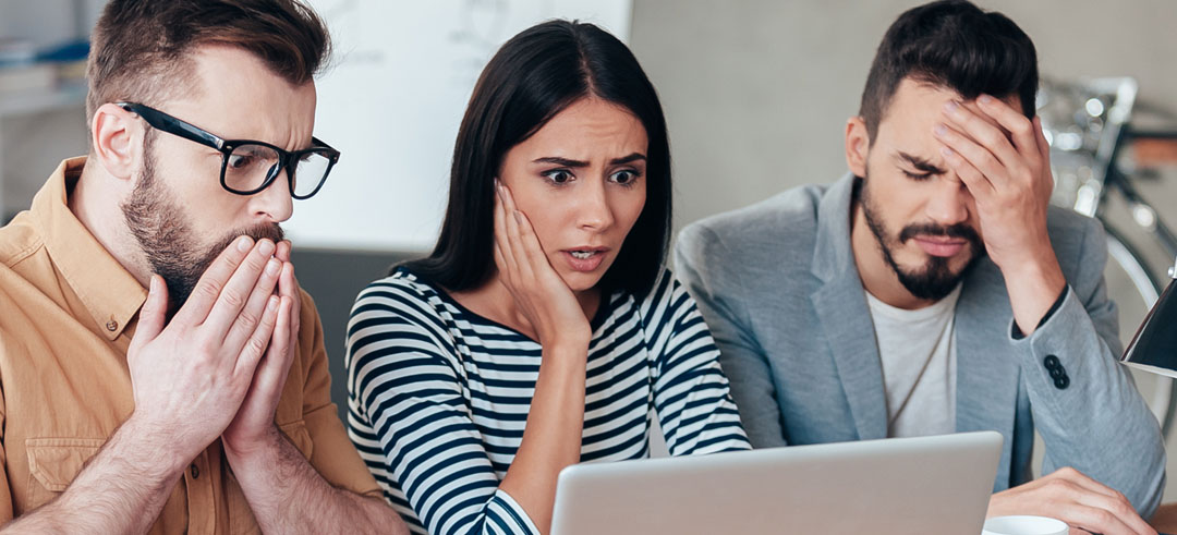 Trabajadores sorprendidos y preocupados mientras miran un ordenador