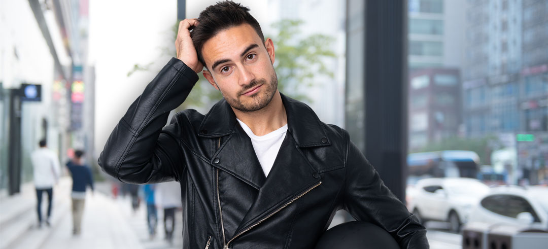 Motociclista con gesto dudoso sobre su moto