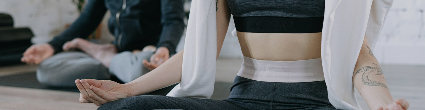 Personas meditando en un sala