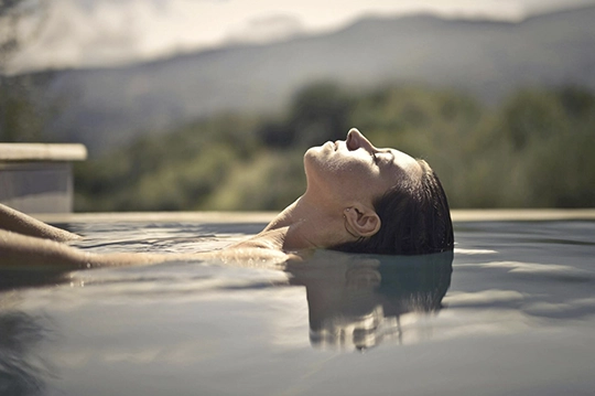 Mujer relajada en una piscina