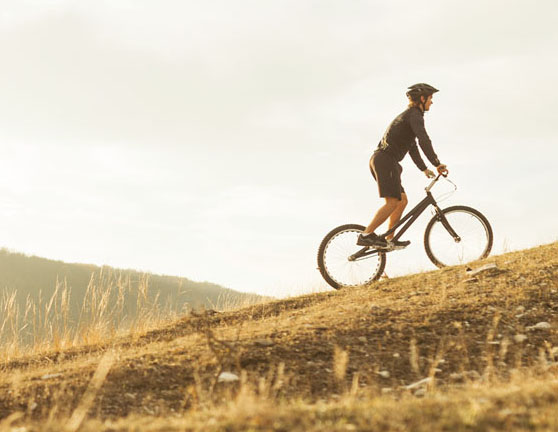 Hombre subiendo una montaña en bicicleta