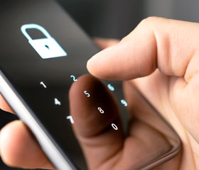 Persona desbloqueando un smartphone con un código numérico