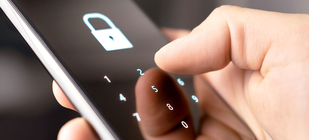 Persona desbloqueando un smartphone con un código numérico