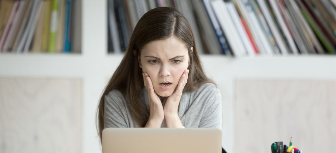 Mujer preocupada mirando la pantalla de un ordenador