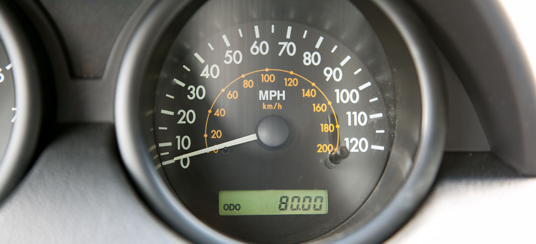 Velocímetro de un coche con indicadores en mph y km/h