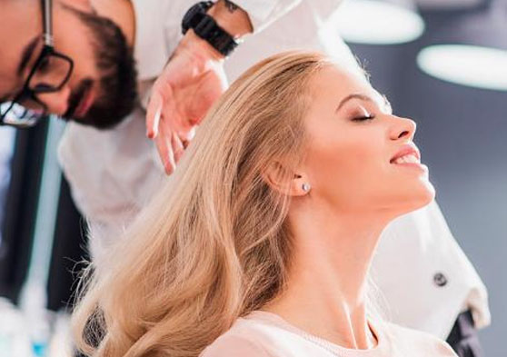 Mujer recibiendo un tratamiento en un peluquería